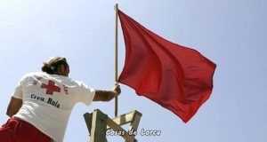 Prohibido bañarse con bandera roja, incumplir la norma podrá costar 1.500 euros de multa