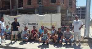 20 trabajadores que reconstruyen el barrio de San Fernando se manifiestan para cobrar sus salarios