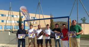 El Centro Internacional de Voley Playa de La Torrecilla acoge este sábado por la noche la segunda edición de las 12 horas de balonmano playa.