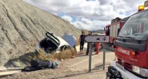 Un herido grave al salirse de la vía y quedar atrapado en su coche en la salida de Lorca Caravaca
