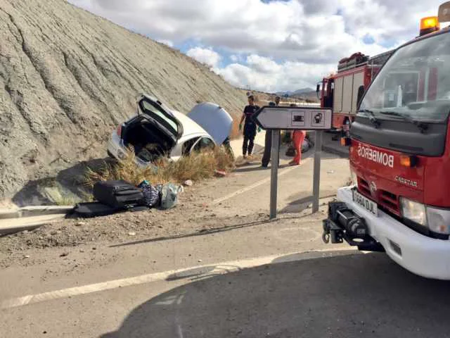 RESCATADO CONDUCTOR ATRAPADO EN SU COCHE AL SALIRSE EN LA ROTONDA DE CARRETERA CARAVACA RM-711