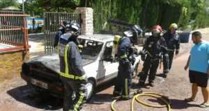 Bomberos de Lorca apagan un incendio en un vehículo en la Torrecilla