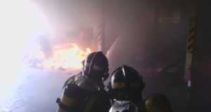 Apagado el incendio en una nave de una empresa de venta de gasóleo en La Hoya