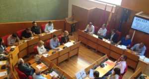 El Ayuntamiento actualiza su presupuesto para ampliar los fondos destinados a atención social a las familias y abonar las subvenciones al tejido asociativo deportivo