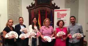 Ayuntamiento y Cruz Roja reparten abanicos y marketing en establecimientos hoteleros durante los días de feria para concienciar a los ciudadanos sobre la discriminación laboral