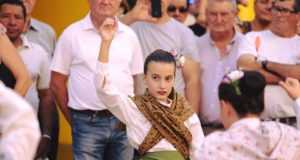 Los coros y danzas Virgen de las Huertas bailan en la Feria de Lorca