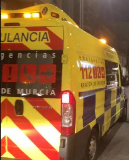 Sanitarios atienden y trasladan a ciclista herido en Lorca en ambulacia UME 112