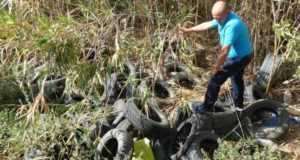 Denuncian un vertedero de neumáticos junto al río