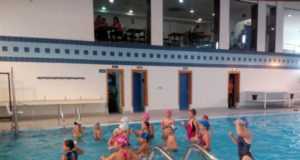 Divertida jornada de convivencia en la piscina de San Antonio para conocer la Natación Sincronizada