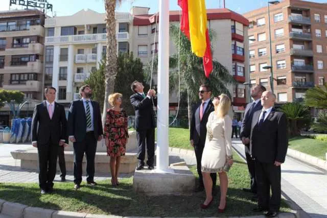 IZADO DE BANDERA EN PLAZA DE COLON CON AUTORIDADES