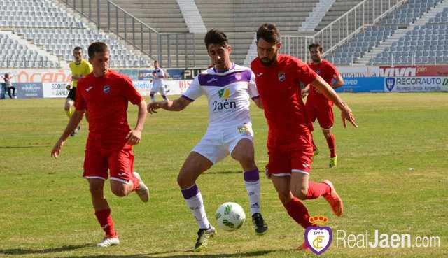 El Lorca tuvo que conformarse con un punto en el campo del Jaén a pesar de jugar la recta final del partido con hasta dos jugadores más. Aún así el equipo lorquino dispuso de sus ocasiones para ganar y mantiene su juego al alza