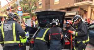 Bomberos rescatan a una mujer herida al colisionar dos turismos en Lorca
