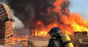 Bomberos apagan incendio de palets provocado por unos niños en Lorca