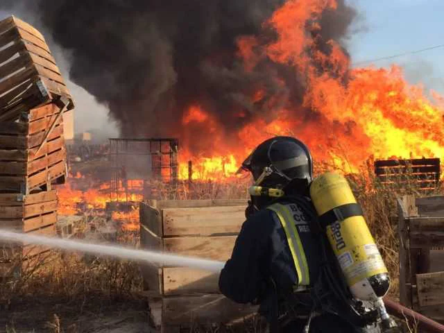 BOMBEROS APAGAN INCENDIO DE PALETS