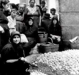 Lorca-Murcia.1951.Vendedoras de huevos en el mercado. Ftf.Jean Dieuzaide