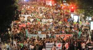 Miles de jóvenes vacían las aulas y se echan a la calle para protestar contra las reválidas