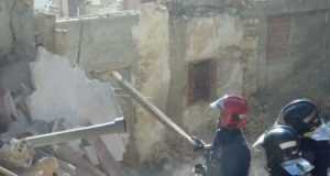 Servicios de emergencias acuden a un derrumbe de una roca en Lorca .