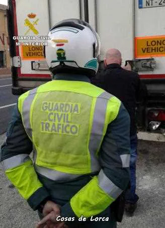 GUARDIA CIVIL REALIZA CONTROL A UN CAMIONERO