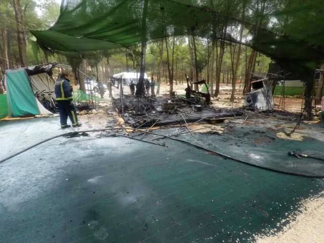 Protección Civil de Moratalla apaga el incendio de una caravana y parte de la parcela en el camping La Puerta