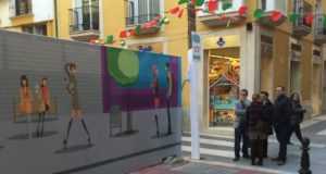 La Concejalía de Comercio instala un mural en la calle Rebolloso para favorecer la actividad comercial del centro de la ciudad y embellecer el espacio urbano .