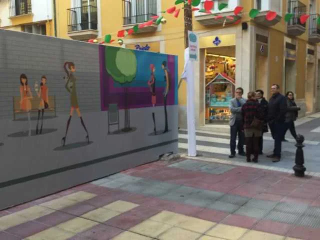 La Concejalía de Comercio instala un mural en la calle Rebolloso para favorecer la actividad comercial del centro de la ciudad y embellecer el espacio urbano