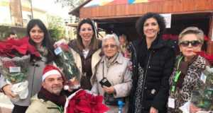 La Asociación Alzheimer Lorca recauda fondos para sus actividades a través de la venta solidaria de más de 600 flores de Pascua.