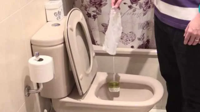 NO TIRAR TOALLITAS AL WC