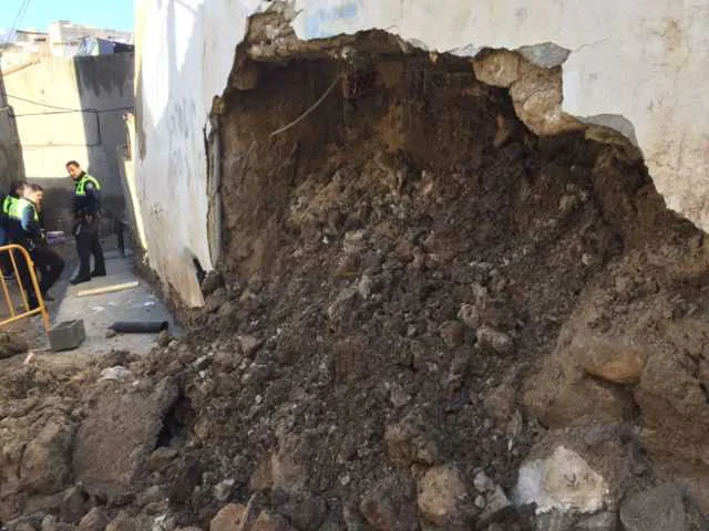 Los bomberos apuntalan una vivienda de Lorca tras caerse un muro