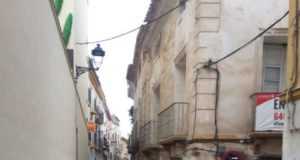 Denuncian el derrumbe parcial del interior de una antigua casa solariega en la Calle Cava.
