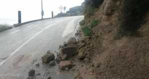 Cierran parcialmente el tráfico al castillo al no cesar los desprendimientos de rocas.