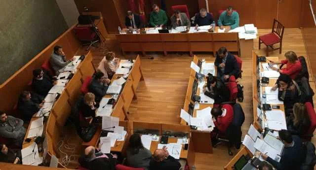 Gobierno y oposición acuerdan estudiar la inclusión de cláusulas contra la pobreza energética a la hora de contratar empresas eléctricas