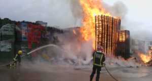 Bomberos del CEIS intervienen en incendio de almacén de frutos en Puerto Lumbreras.