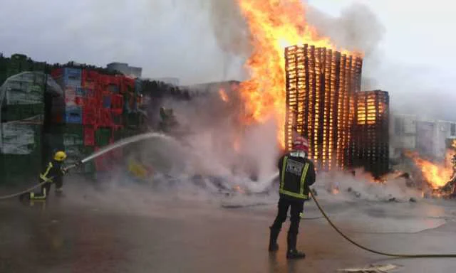 Bomberos del CEIS intervienen en incendio de almacén de frutos en Puerto Lumbreras.