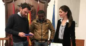 Las Concejalías de Juventud y Servicios Sociales entregan a 17 centros escolares de primaria y secundaria del municipio 325 libros para ayudar a las familias más necesitadas.