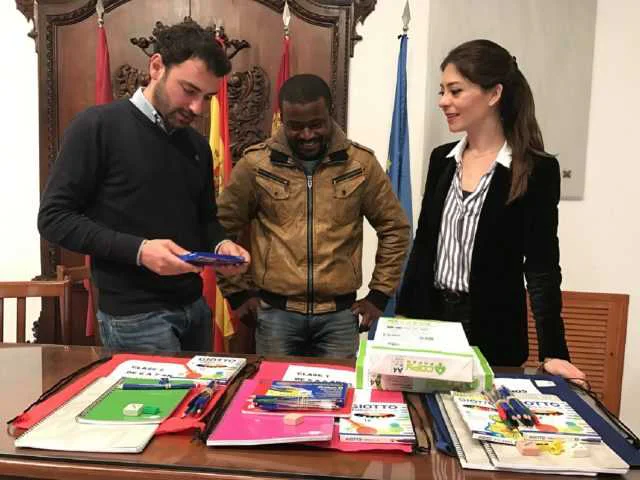 Las Concejalías de Juventud y Servicios Sociales entregan a 17 centros escolares de primaria y secundaria del municipio 325 libros para ayudar a las familias más necesitadas