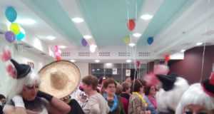 Las amas de casa celebran el inicio del carnaval con una fiesta por todo lo alto.