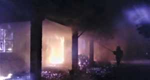 Bomberos del CEIS apagan el incendio en una vivienda de Aguaderas sin heridos afortunadamente.