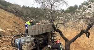 Servicios de emergencias no han podido salvar a un hombre que ha muerto al volcar el tractor con el que trabajaba, en Lorca .