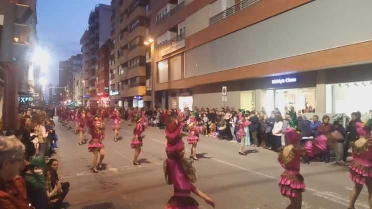 El desfile de carnaval lorquino llenó de música y color el centro de Lorca. 25