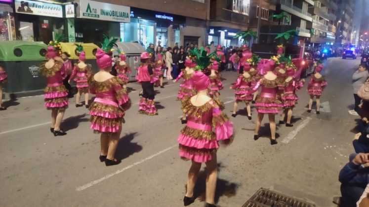 El desfile de carnaval lorquino llenó de música y color el centro de Lorca. 27