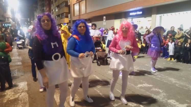 El desfile de carnaval lorquino llenó de música y color el centro de Lorca. 51
