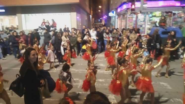El desfile de carnaval lorquino llenó de música y color el centro de Lorca. 101