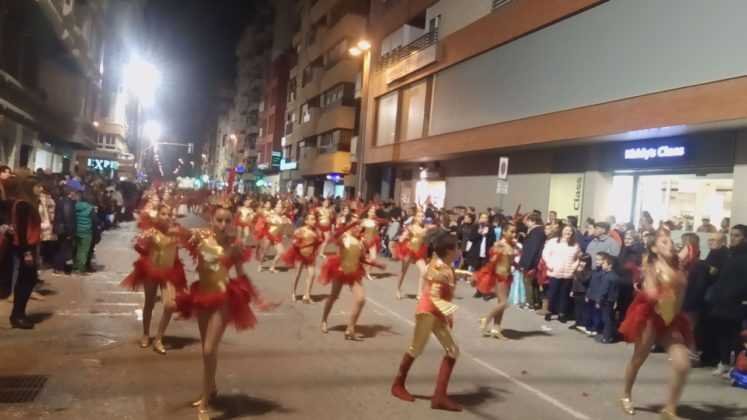 El desfile de carnaval lorquino llenó de música y color el centro de Lorca. 103