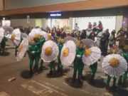 El desfile de carnaval lorquino llenó de música y color el centro de Lorca.