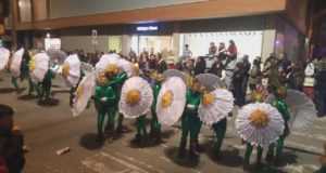 El desfile de carnaval lorquino llenó de música y color el centro de Lorca.