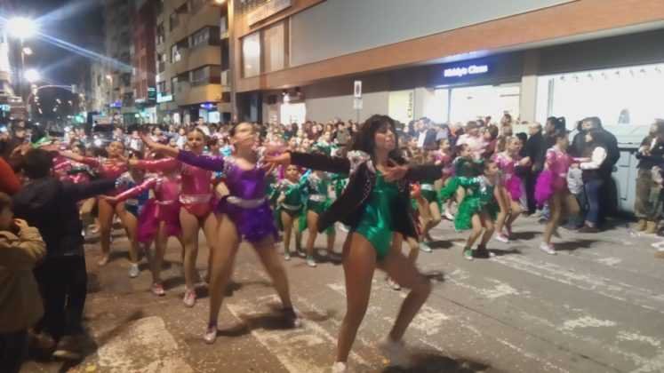 El desfile de carnaval lorquino llenó de música y color el centro de Lorca. 129