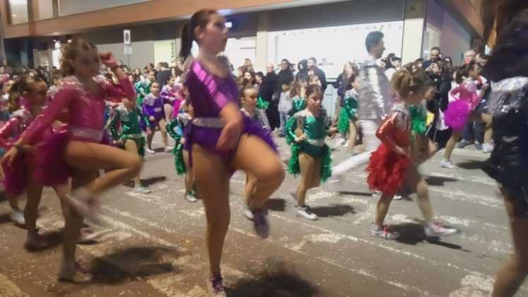 El desfile de carnaval lorquino llenó de música y color el centro de Lorca. 131