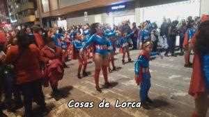 El desfile de carnaval lorquino llenó de música y color el centro de Lorca. 9