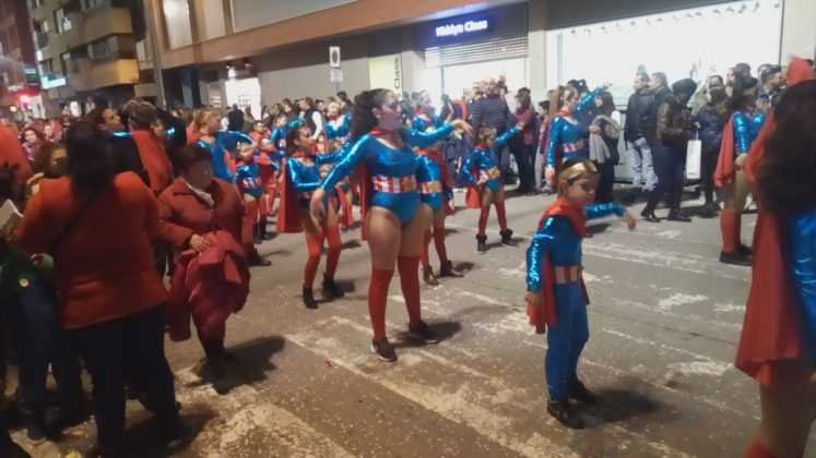 El desfile de carnaval lorquino llenó de música y color el centro de Lorca. 143