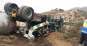 Servicios de emergencias se encuentran en accidente en A-7 (Lorca), donde ha volcado un camión que transporta sosa cáustica. Conductor muerto en el acto.